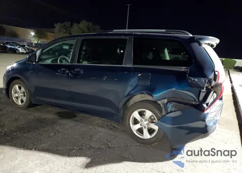 2012 Toyota Sienna Le z USA, uszkodzony, nr VIN 5TDKK3DC8CS221923